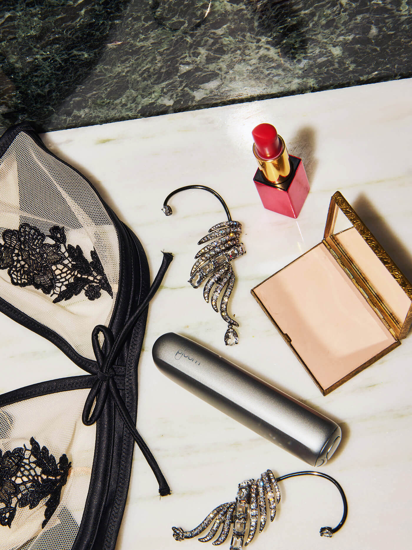 Αξεσουάρ και συσκευή Ploom Aura σε μαρμάρινη επιφάνεια