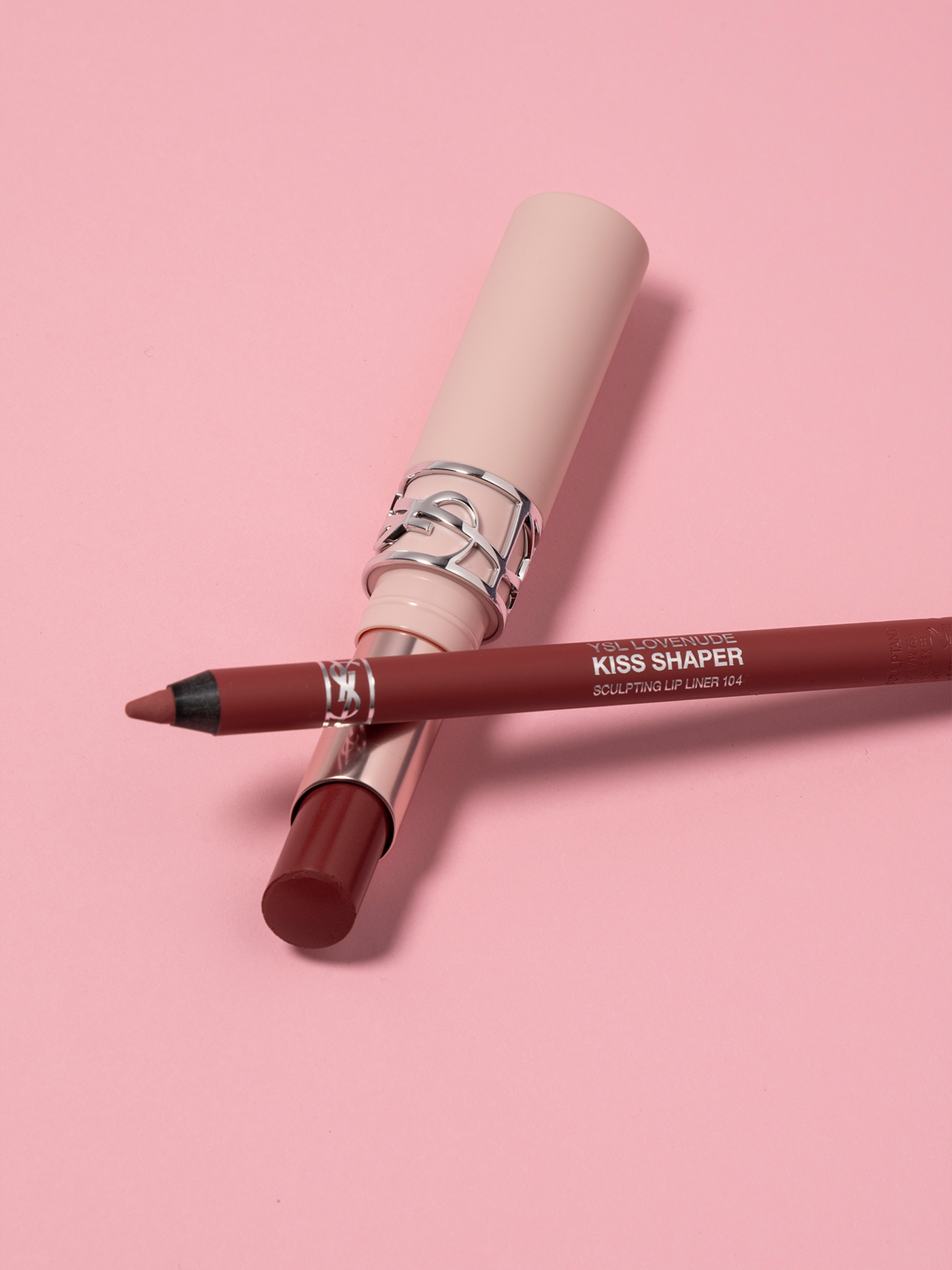 μοντέλο που κρατά το YSL Lovenude Lip Blusher